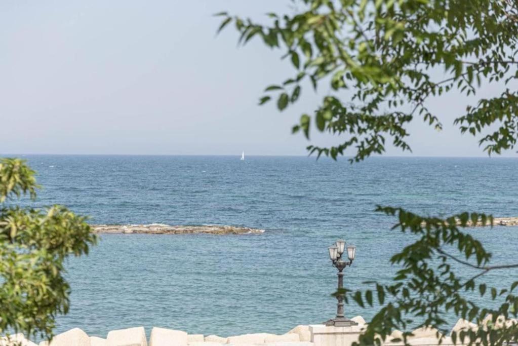 Seaside Refuge - Always Holiday Apartment Бари Екстериор снимка